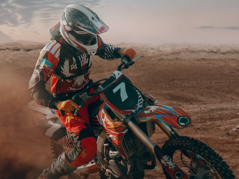 Motocross Helm schützt vor Schmutz, Steinen und anderen Fremdkörpern